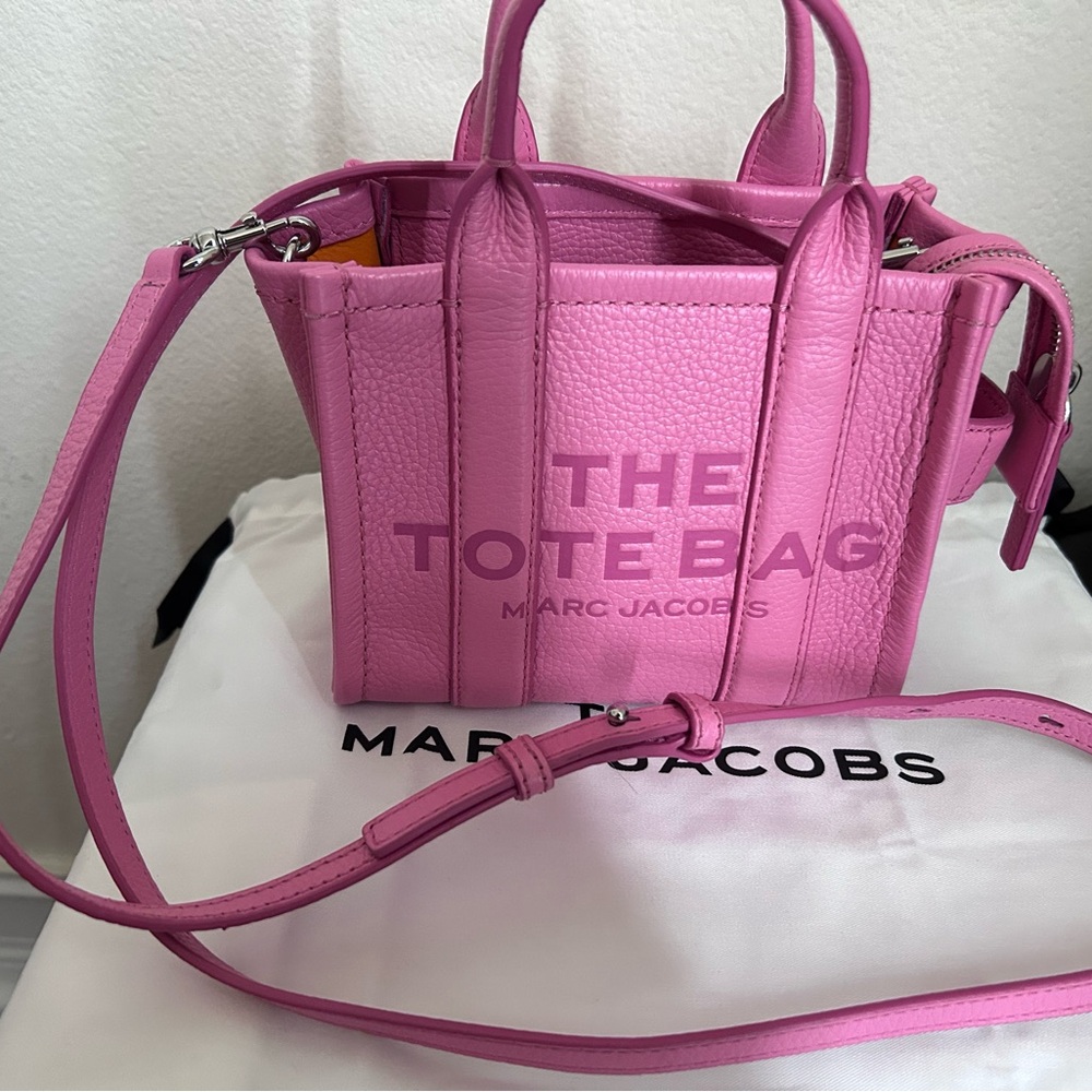 Marc Jacobs The Leather Crossbody Tote Bag in Pink